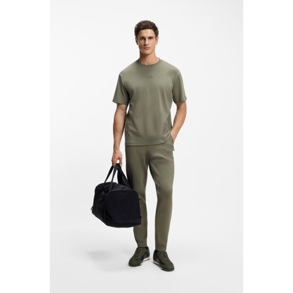 Low-top trainers with structured trims