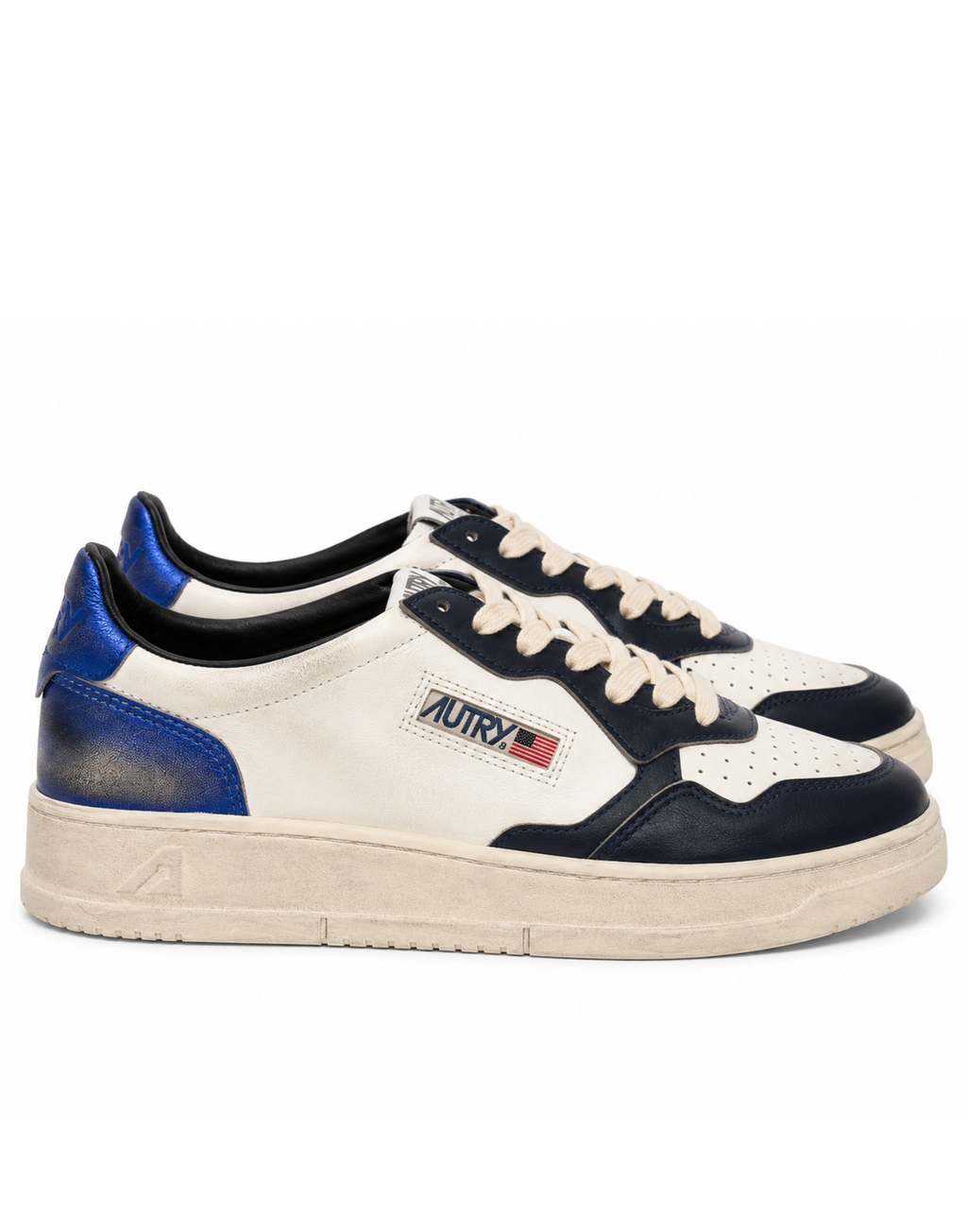 Low-Top Vintage Sneakers with Blue Accents and Classic Design
