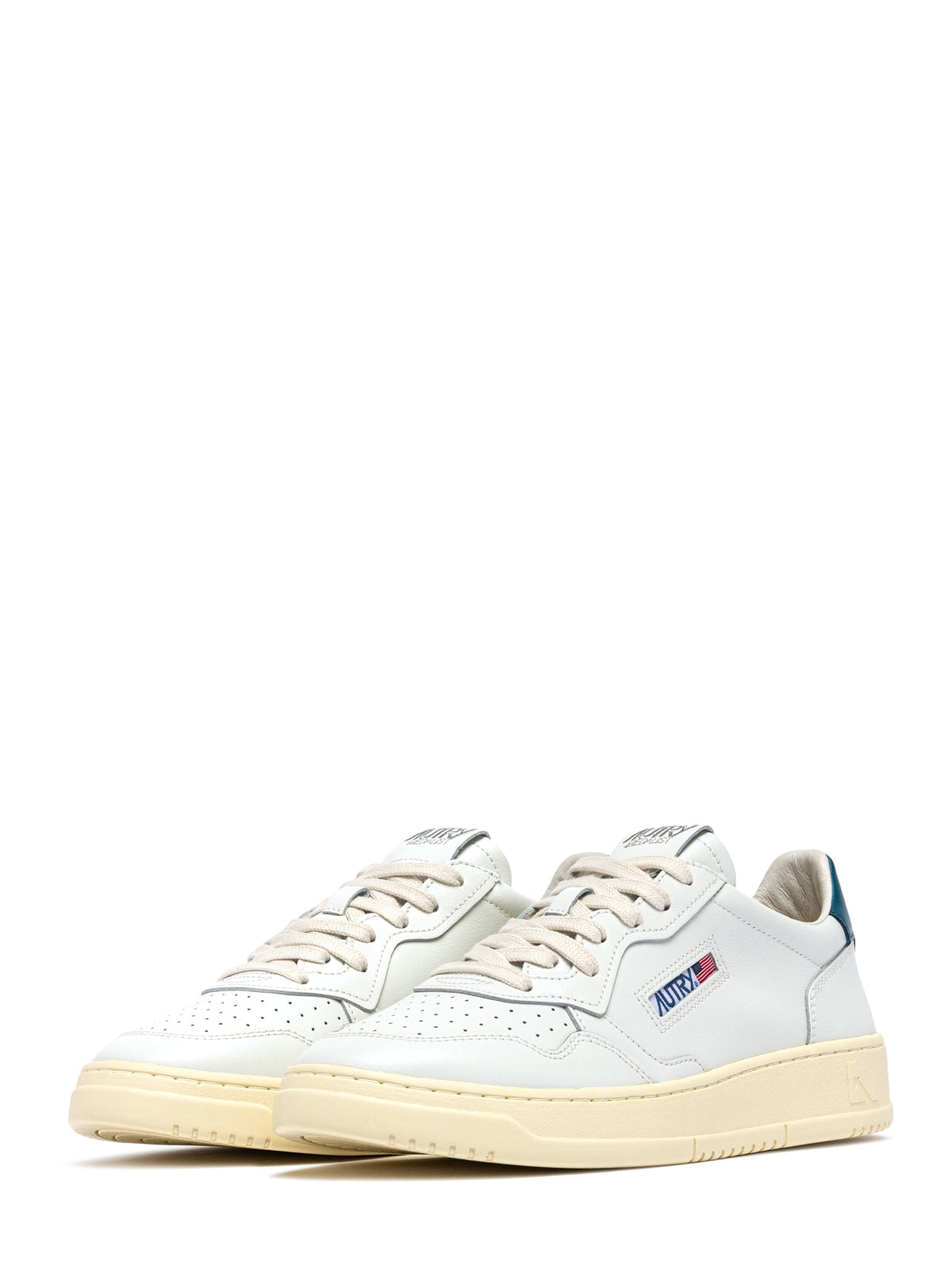 Low-Top Leather Sneakers with Minimalist Design and Contrasting Collar