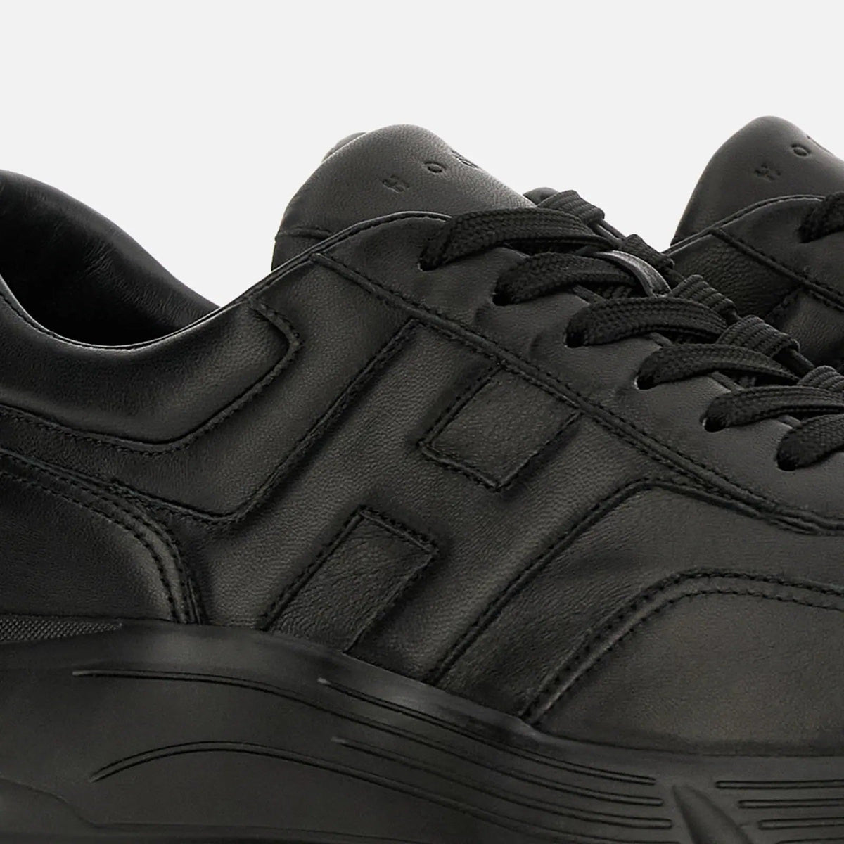 Hyperlight Allacciato H Sneakers in Black