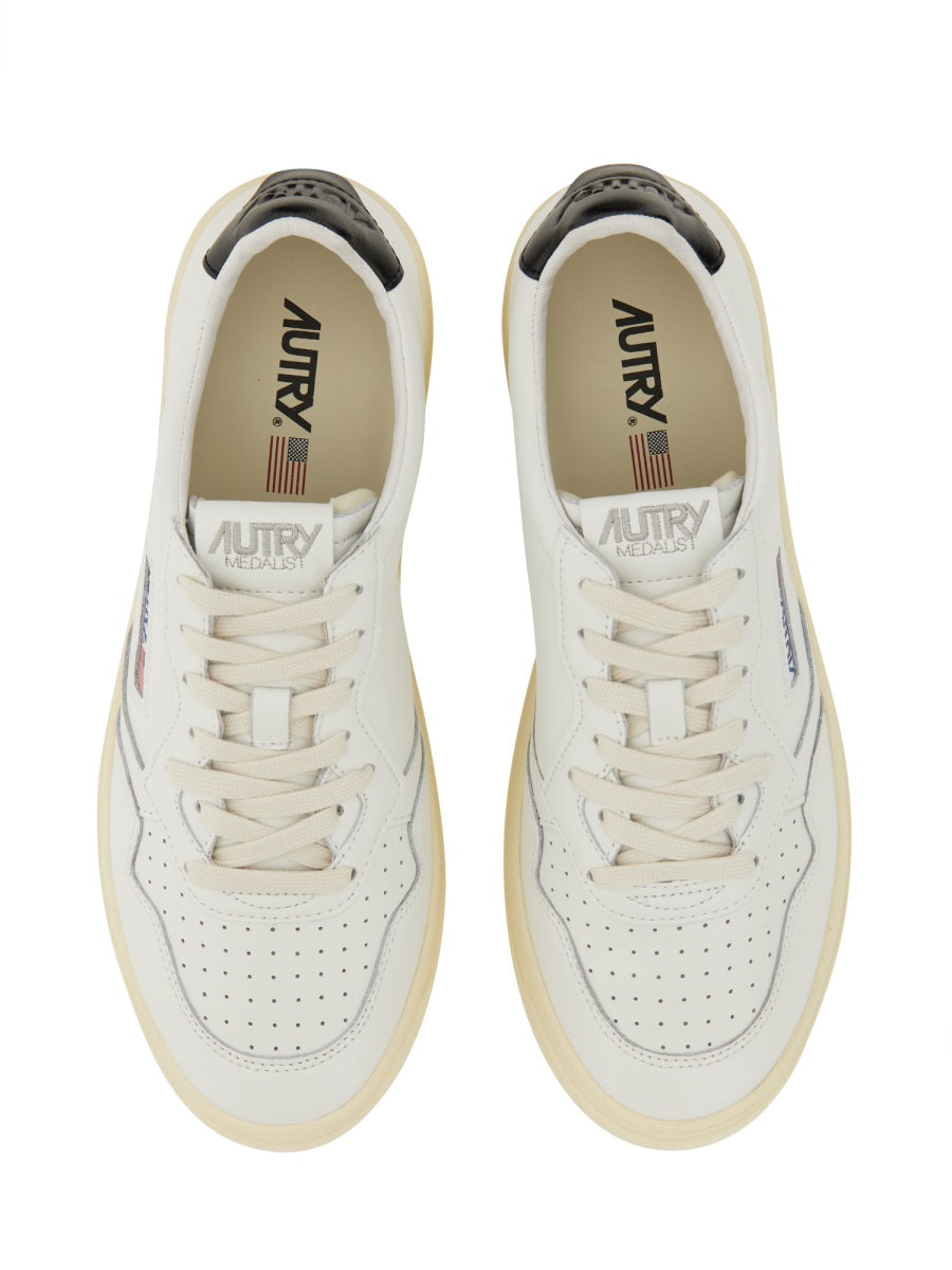Medalist Low White Cow Leather Sneakers